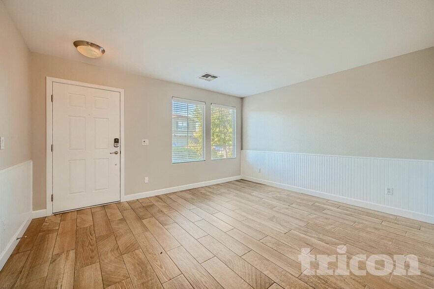 Building Photo - 1098 E Kelsi Ave