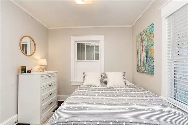 Building Photo - Charming West Plaza Bungalow