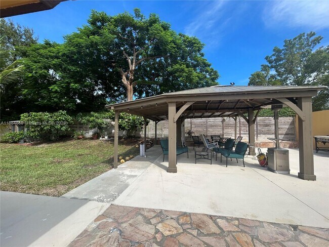 Building Photo - 20627 NE 9th Pl