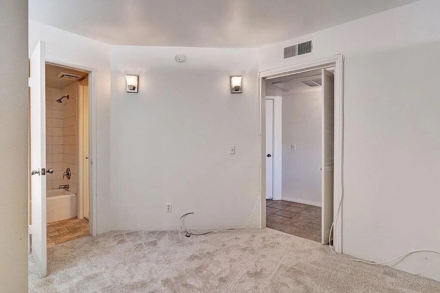 Building Photo - 5300 E Waverly Dr