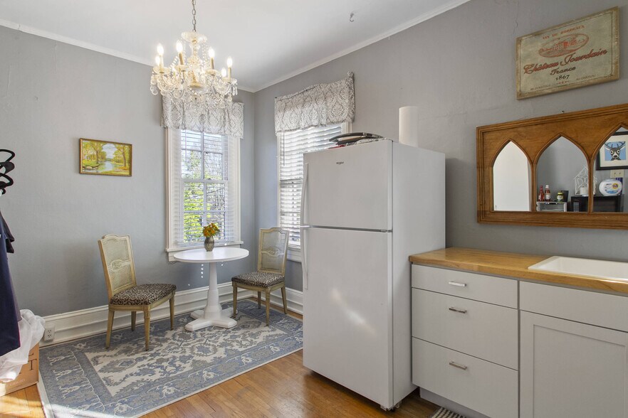 Building Photo - 633 College St