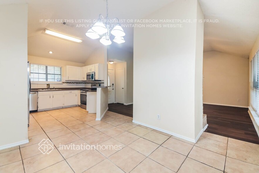 Building Photo - 2317 Lakeshore Ln