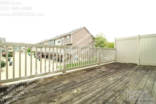 Building Photo - 3600 SE Glenstone Dr