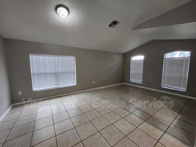 Building Photo - 22707 Roderick Dr