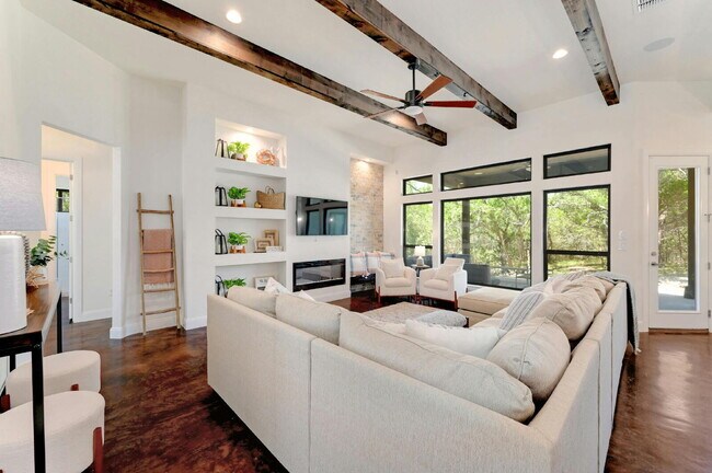 Building Photo - Spacious 4-Bed Oasis at this Canyon Lake Gem!