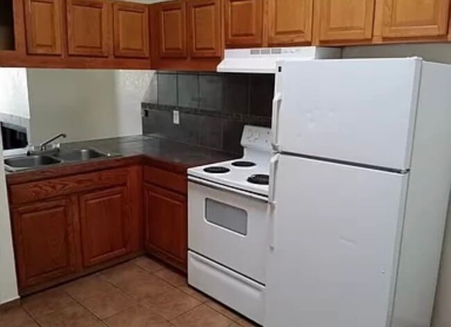 Building Photo - 411 E Thoroughbred St