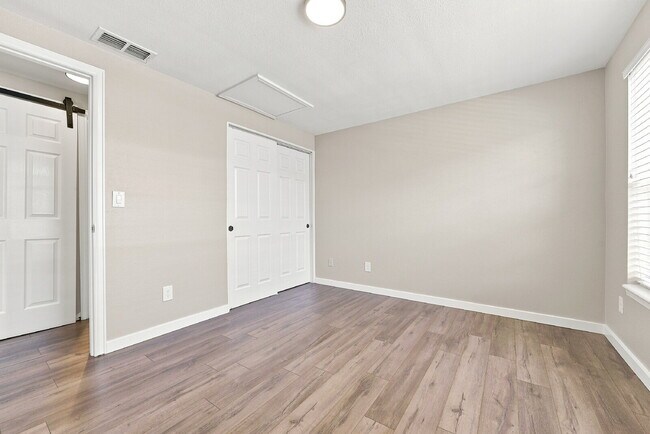 Building Photo - $1,295.95 1 bed, 1 bathroom, located in Aurora with a washer and dryer.