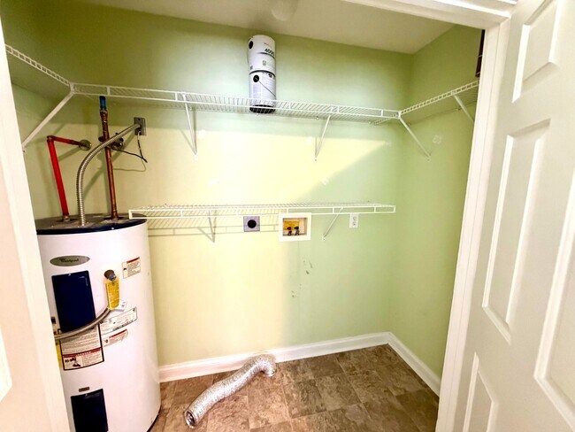 Building Photo - 100 Fairway Hill