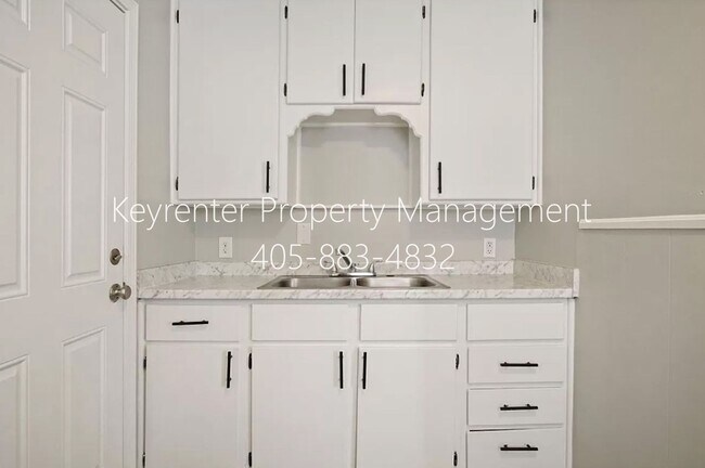 Building Photo - 3937 SW 27th Pl