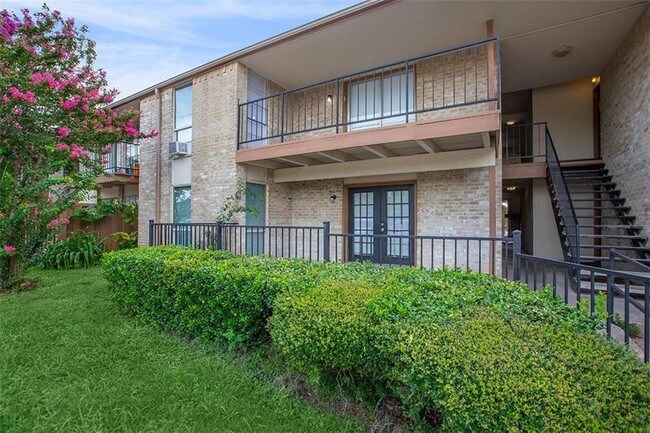 Building Photo - 2704 S Cockrell Hill Rd