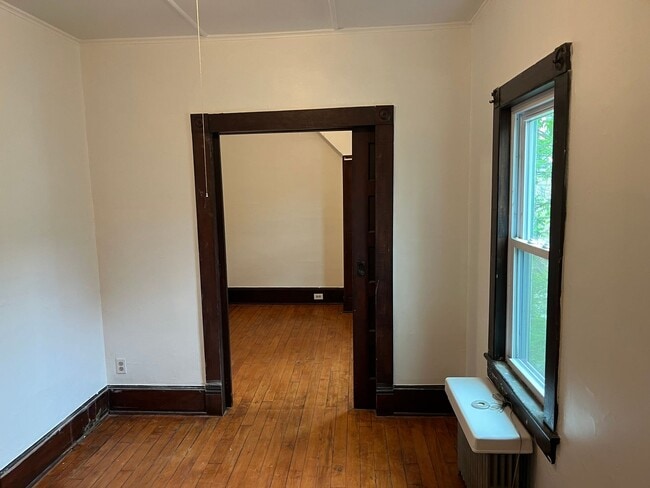Building Photo - 2 Bedroom Apartment