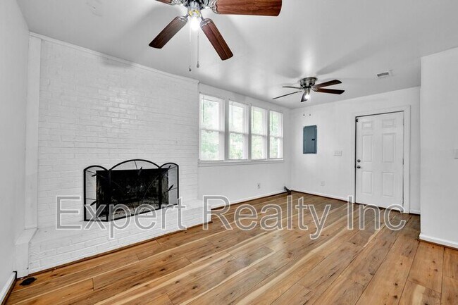 Building Photo - 1861 Woodland Ave SW