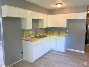 Building Photo - Recently renovated 3 bedroom house!!