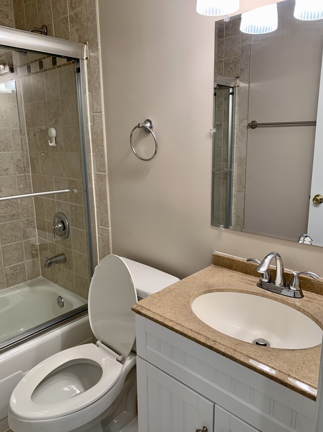 Upstair Hallway Full Bathroom - 7359 Hickory Log Cir