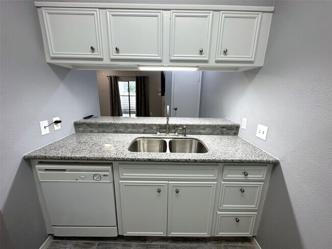 Building Photo - 7037 N Holiday Dr