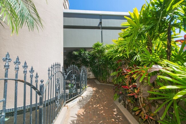Building Photo - Canterbury Place - Fully renovated with hi...