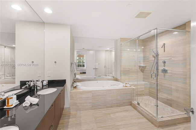 Building Photo - 15811 Collins Ave