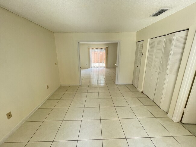 Building Photo - 1852 My Pl Ln