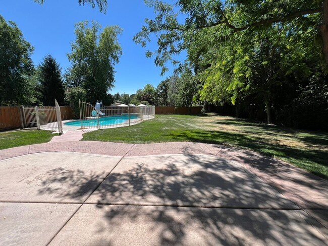 Building Photo - Beautiful 4 bed 3.5 bath home in Eagle jus...