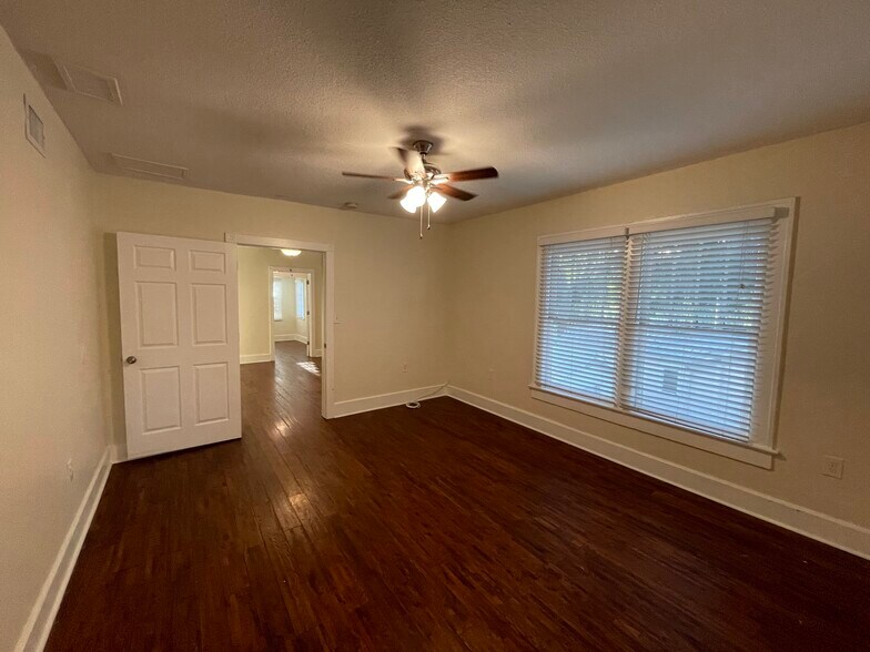 Building Photo - 1032 Granville Ct N