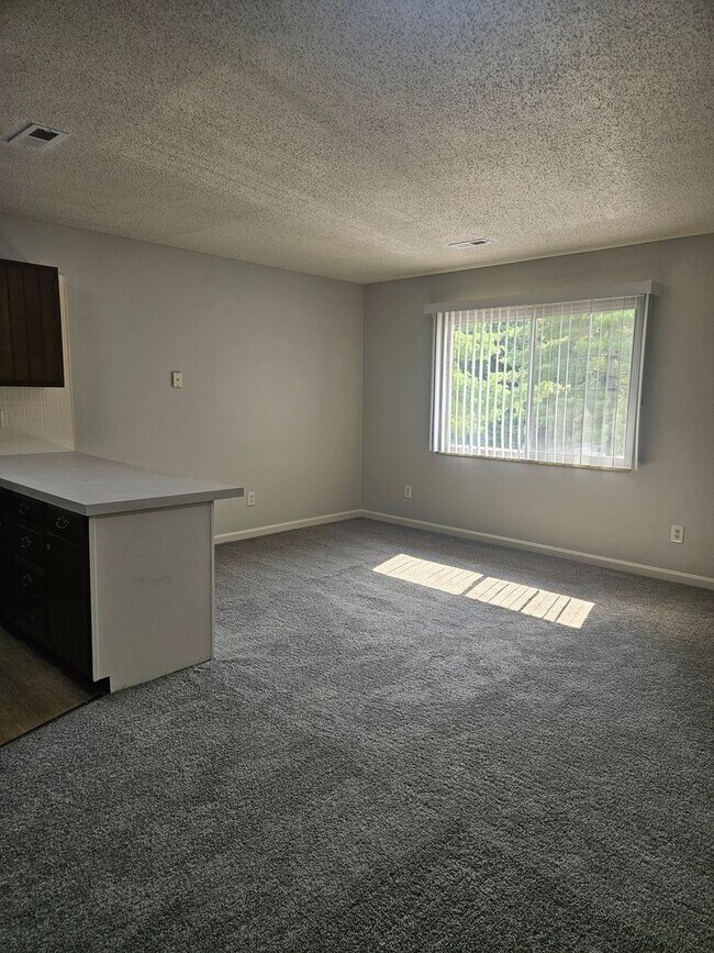 Building Photo - 409 Green Valley Dr