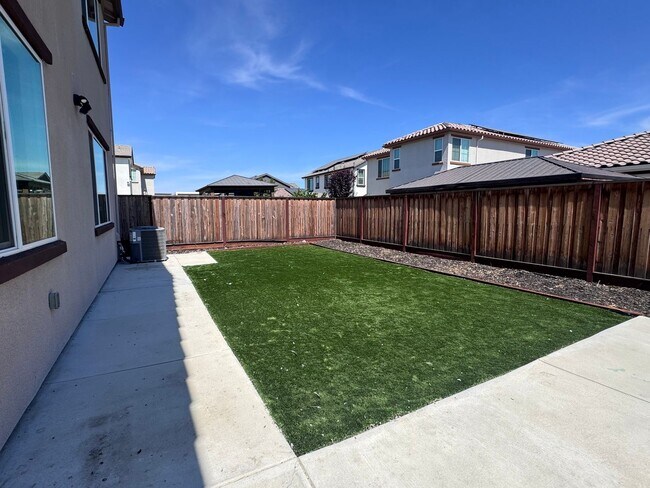 Building Photo - Stunning 4 Bedroom 3.5 Bath Home WITH SOLA...