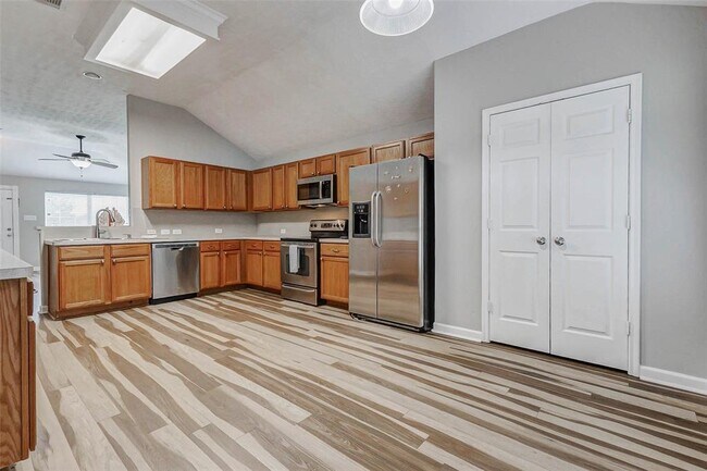 Building Photo - 18455 Sunrise Pines Dr