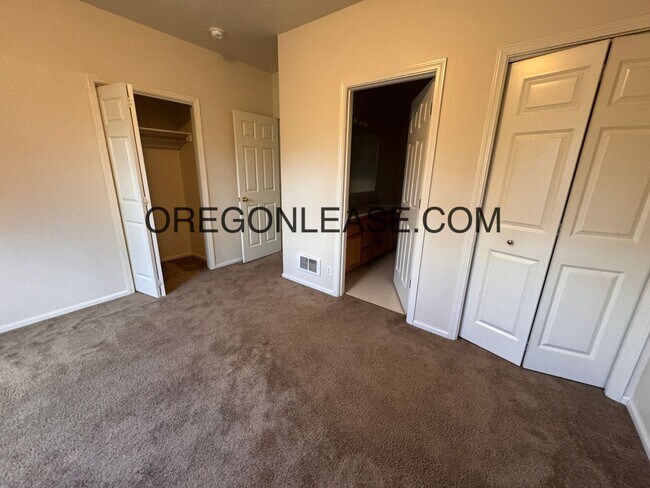 Building Photo - 3 bedroom North Eugene home with full size...