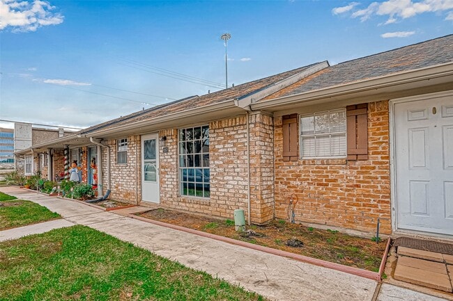 Building Photo - 1110 W Tri Oaks Ln