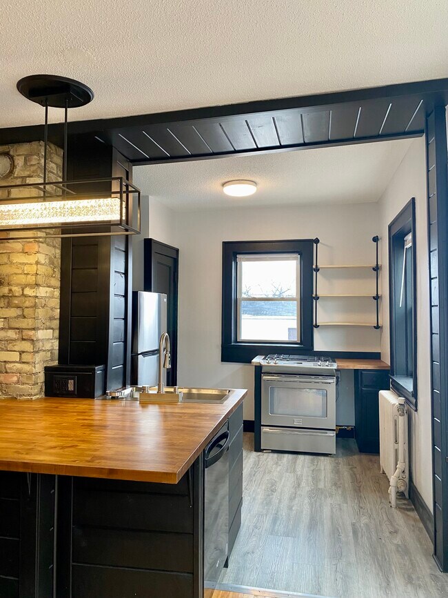 Building Photo - 780 Curfew St