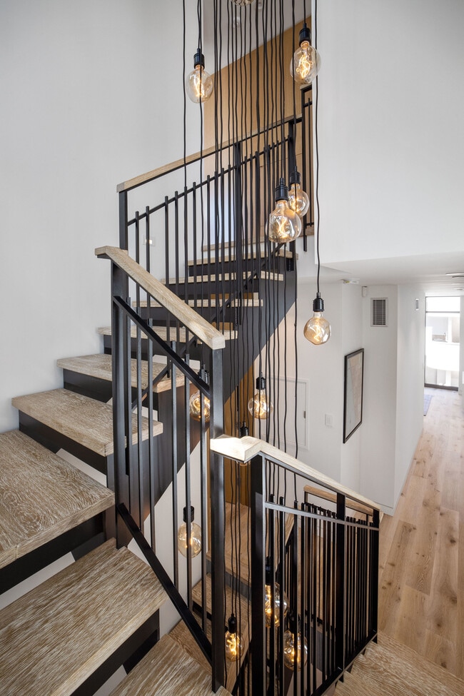 Building Photo - 124 15th Pl