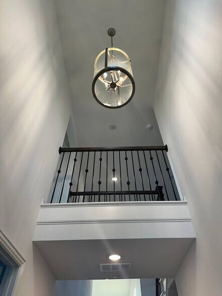 Building Photo - 613 Florence Trl