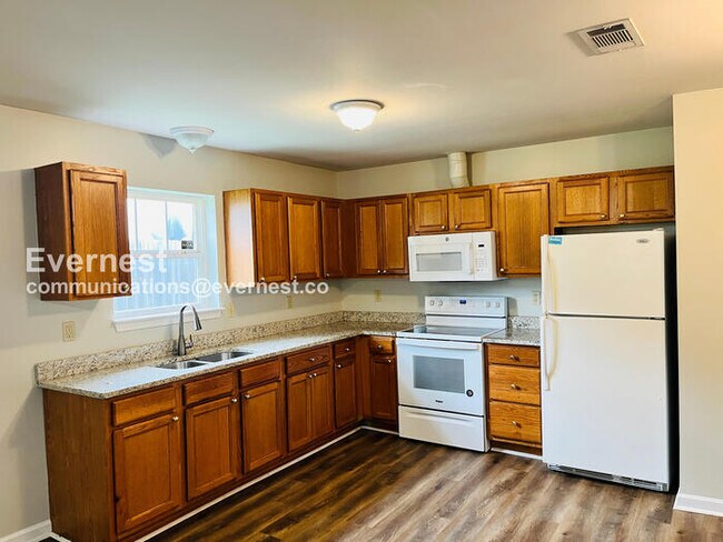 Building Photo - Limited Time Special Offer / 3 Bed, 2 Bath Home with Off-Street Parking / Pet-Friendly / Availabl...