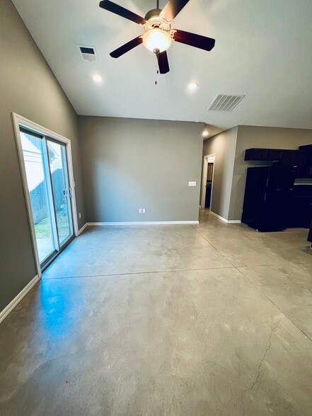 Building Photo - 4803 N Hillside Ct