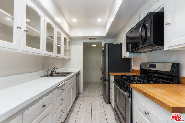 Building Photo - 6732 Hillpark Dr