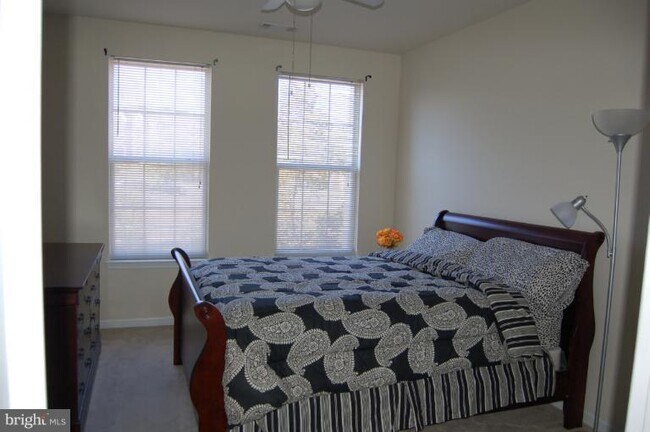 Building Photo - 2465 Army Navy Dr