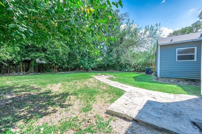 Building Photo - 1503 Acacia Dr