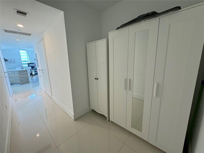 Building Photo - 1300 Brickell Bay Dr