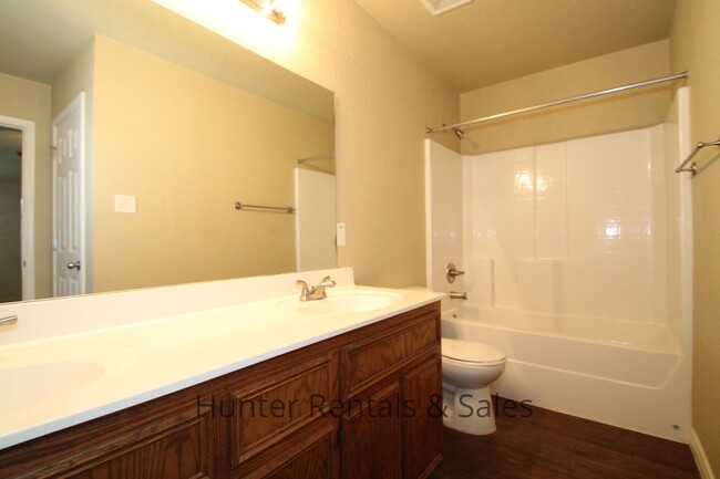 Building Photo - Luxury Duplex!