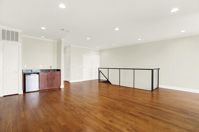 Building Photo - 358 Island Dr