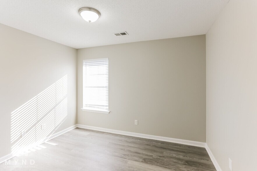 Building Photo - 540 Classic Dr N