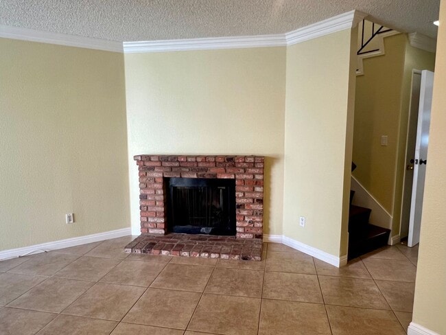 Building Photo - Charming 2 Bed 1.5 Bath Condo in Quiet and...