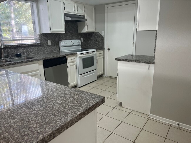 Building Photo - 65 Yewleaf Rd