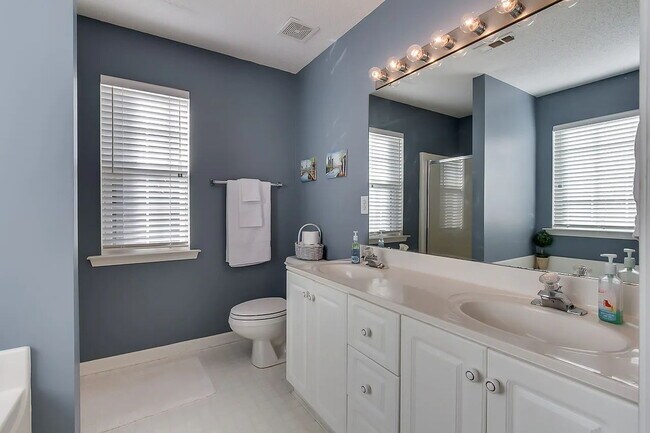 Building Photo - The perfect 3 bed, 2 bath home located in ...