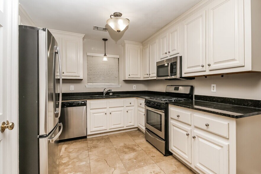 Building Photo - 978 Mainstreet Lake Dr