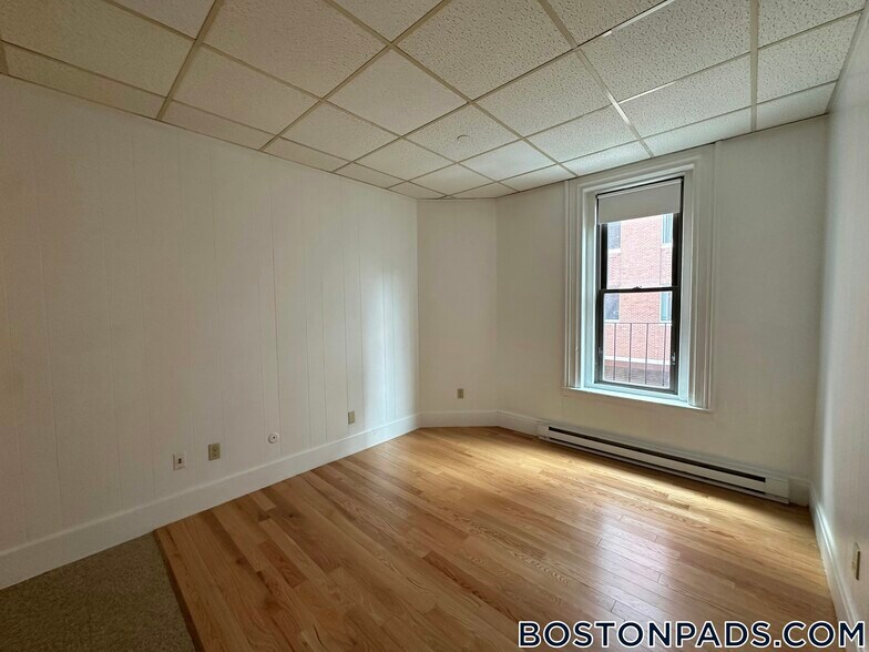 Building Photo - 272 Newbury St