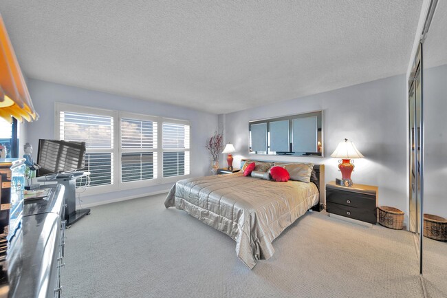 Building Photo - 2066 N Ocean Blvd