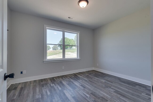 Building Photo - 37 Lakeview Dr