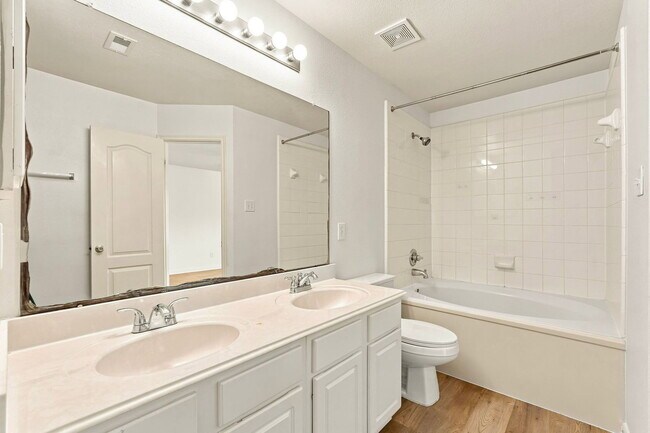 Building Photo - 2703 Skyview Glen Ct