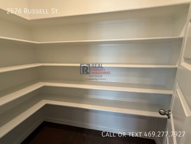 Building Photo - 2576 Russell St
